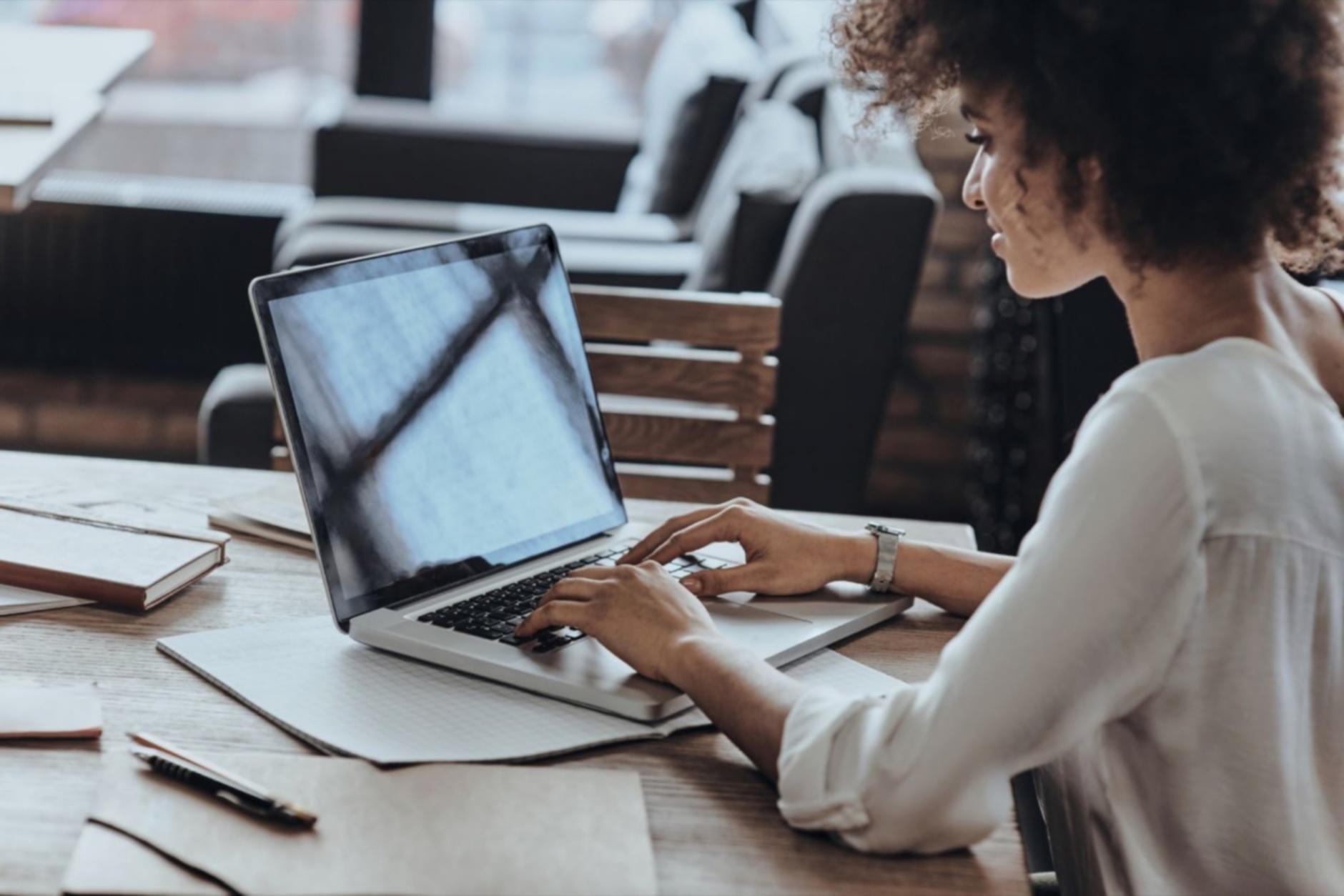 Teilnehmer bei der praktischen Arbeit